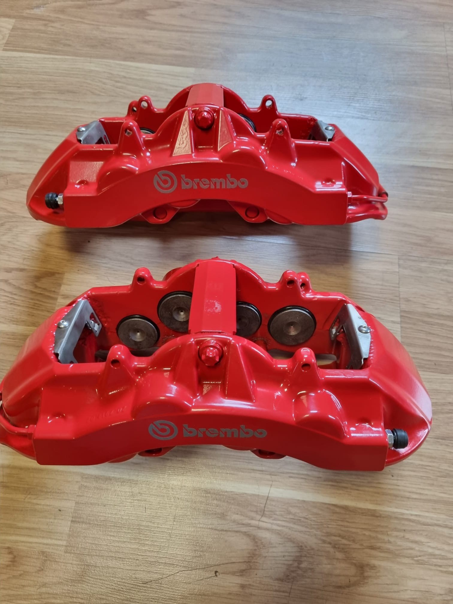 Sarkani Brembo suporti pēc atjaunošanas